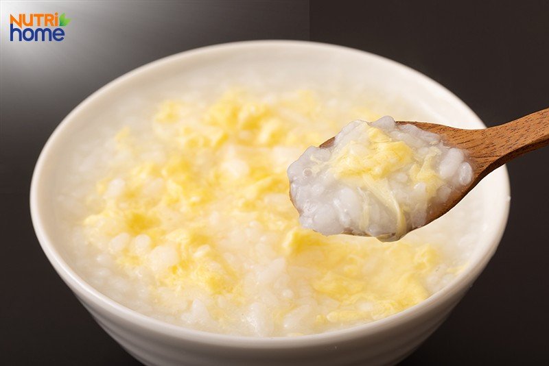 Cháo trứng gà bắp cải cho bé
