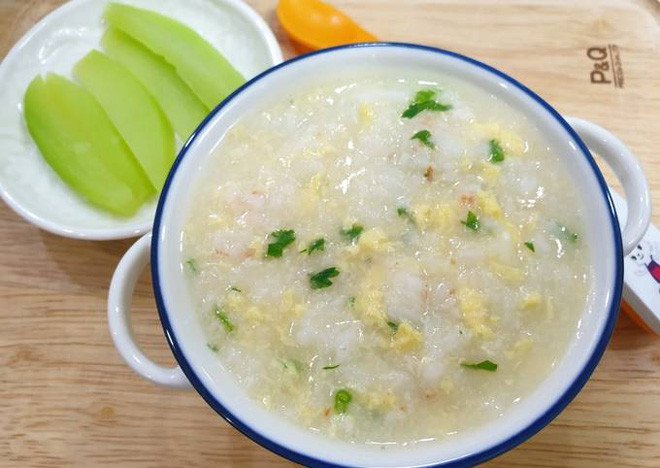 Cháo trứng gà đơn giản, thơm ngon, rất phù hợp trong cách nấu cháo cho người già bị ốm tại Nấu Chuẩn Ăn Ngon