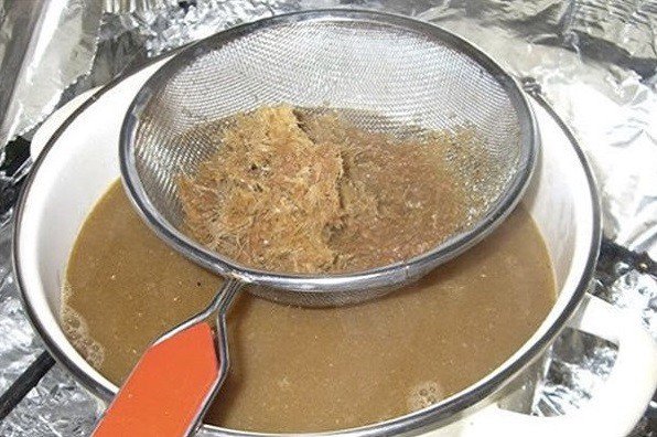 Chế biến nước cốt mắm cá linh cho bún mắm miền Tây