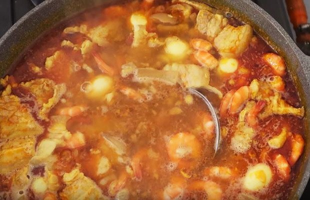 Chế biến nước nhân mì Quảng tôm thịt