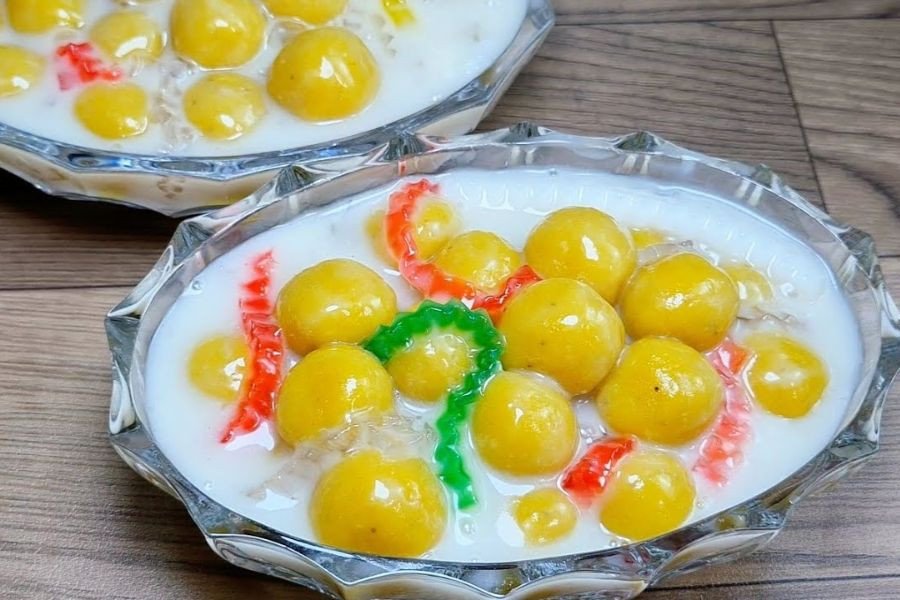 Chè chuối chưng bột năng vo viên với màu sắc bắt mắt