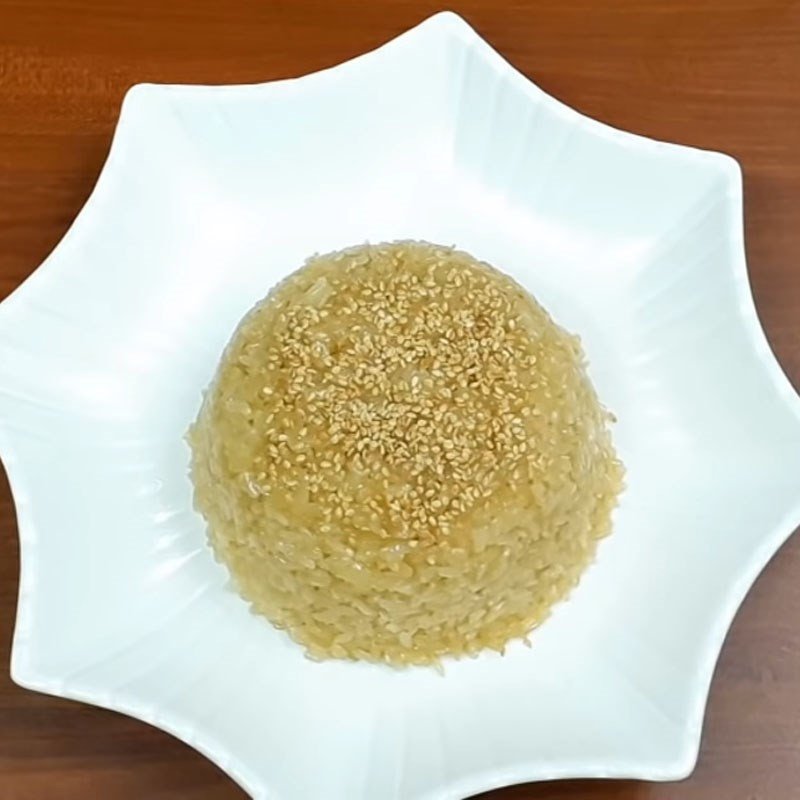 Chè con ong dẻo thơm, rắc mè rang, sẵn sàng để thưởng thức