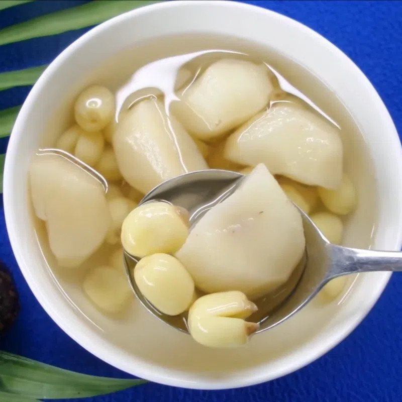 Chè củ năng hạt lựu là món tráng miệng giải nhiệt được yêu thích.