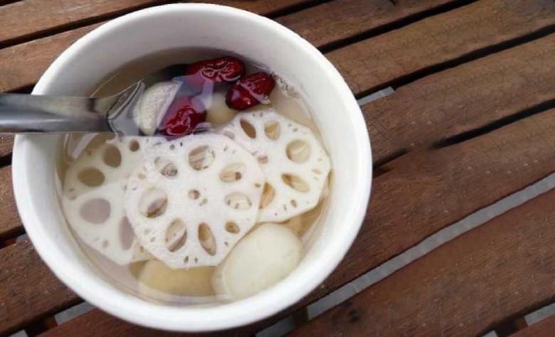 Chè củ sen củ năng giòn mát