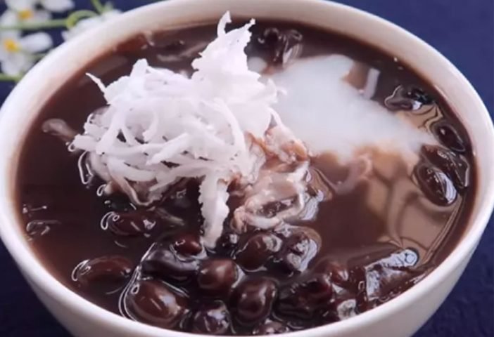 Chè Bắp Bao Nhiêu Calo? Phân Tích Dinh Dưỡng Từ A-Z Chè đậu đen với nước cốt dừa, minh họa các loại chè khác nhau về calo
