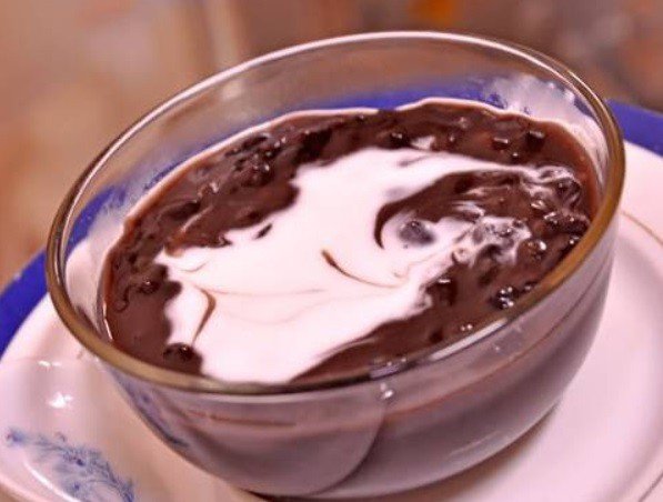 Chè đậu đỏ nếp sánh mịn, ăn kèm lạc rang giòn