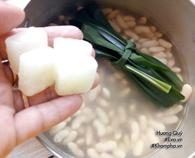 Chè đậu trắng hạt to đã hoàn thành, sánh mịn và thơm ngon