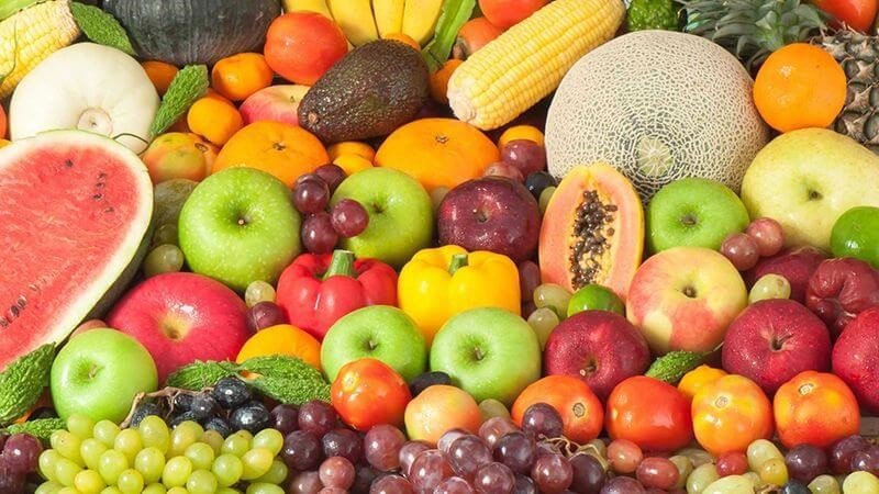 Chế độ ăn cân bằng với bánh mì nguyên cám, rau xanh và trái cây tươi
