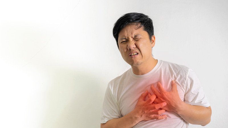 Chế độ ăn giàu chất béo bão hòa có thể làm tăng mức cholesterol trong máu, tăng nguy cơ mắc các bệnh tim mạch và đột quỵ