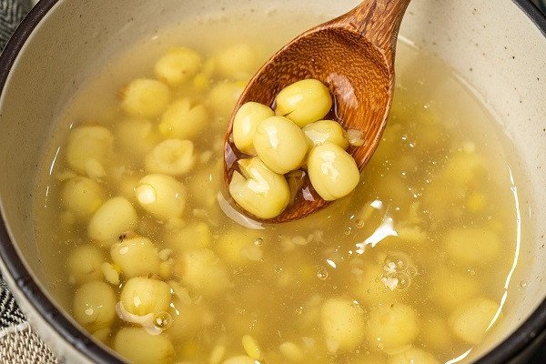 Chè hạt sen đậu xanh nước cốt dừa