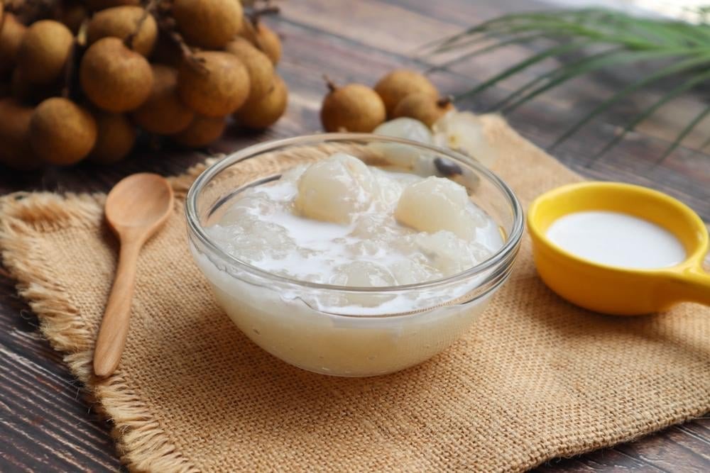 Chè nhãn tươi mix nước cốt dừa và topping