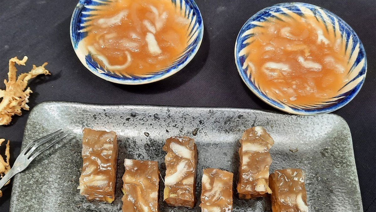 Chè rau câu chân vịt trong bát