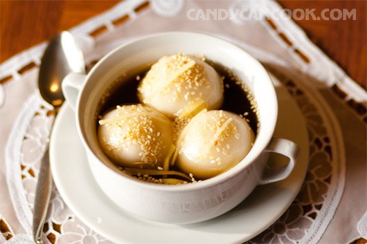 Chè trôi nước đường nâu ấm áp, bày trí đẹp mắt với vừng rang và gừng