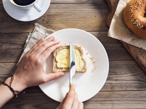 Chén bơ thực vật mềm trên bàn gỗ, gợi ý các lưu ý khi sử dụng bơ để đảm bảo sức khỏe