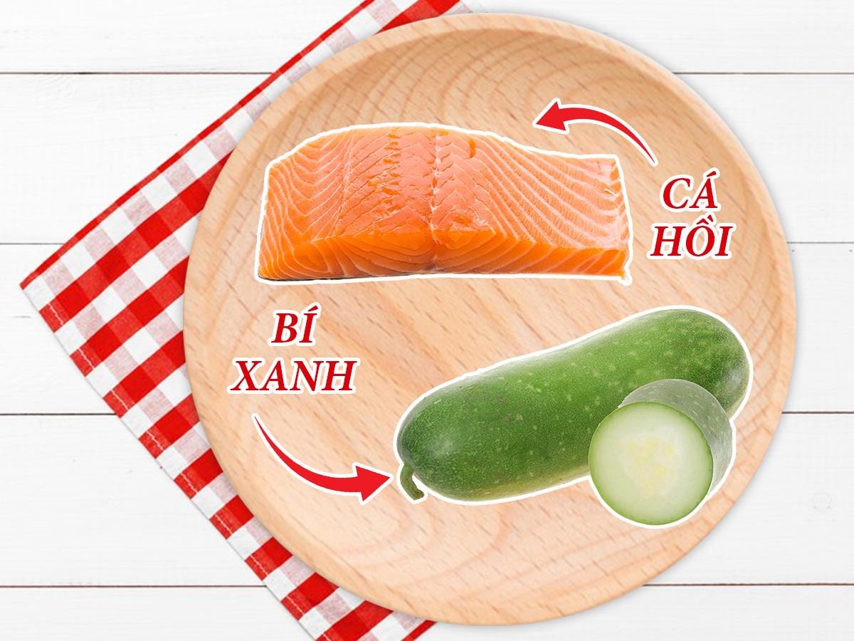 Chén cháo cá hồi bí xanh sánh mịn, thơm ngon cho bé ăn dặm