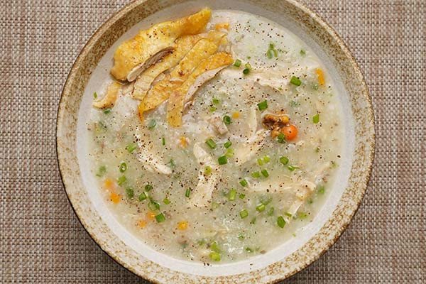 Chén cháo gà miền Bắc thơm ngon, thịt gà xé, hành lá và tiêu xay hấp dẫn