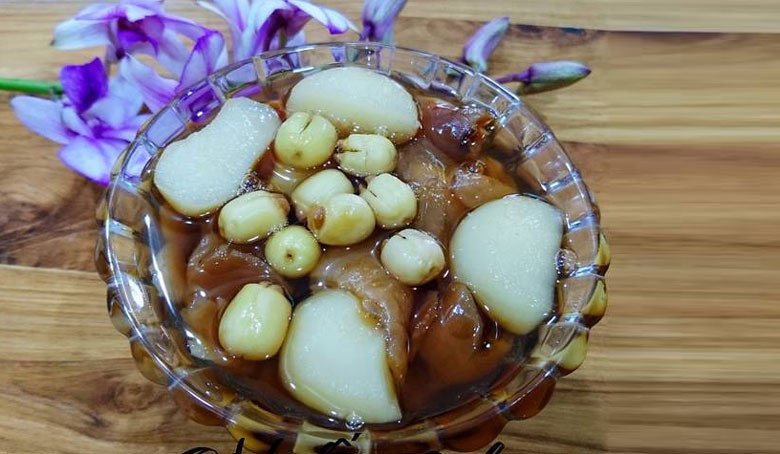 Chén chè củ năng nhãn nhục thanh mát sẵn sàng thưởng thức