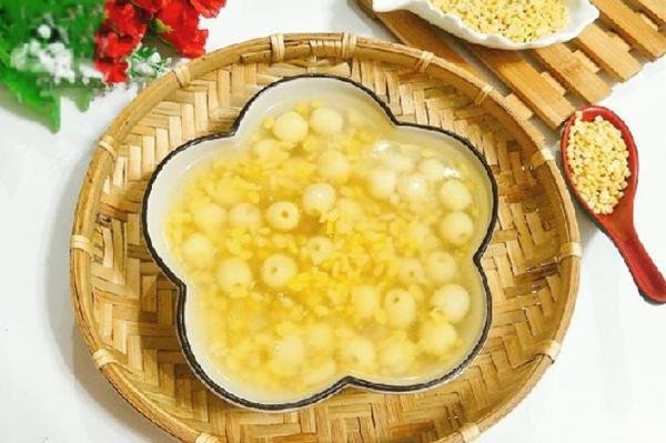 Chén chè hạt sen tươi nấu đậu xanh bùi béo, món tráng miệng hấp dẫn