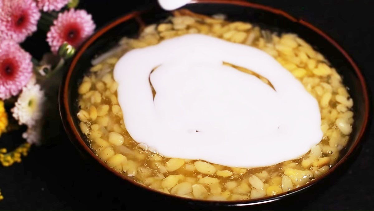 Chén chè hoa cau với bột sắn dây và nước cốt dừa sánh mịn, đậu xanh vàng ươm