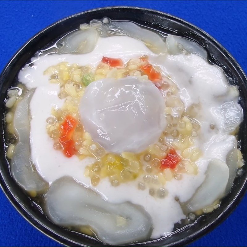 Chén chè thốt nốt thành phẩm hấp dẫn với nước cốt dừa béo ngậy