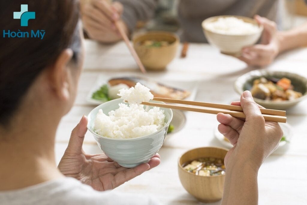 Chén cơm và đĩa thức ăn lành mạnh