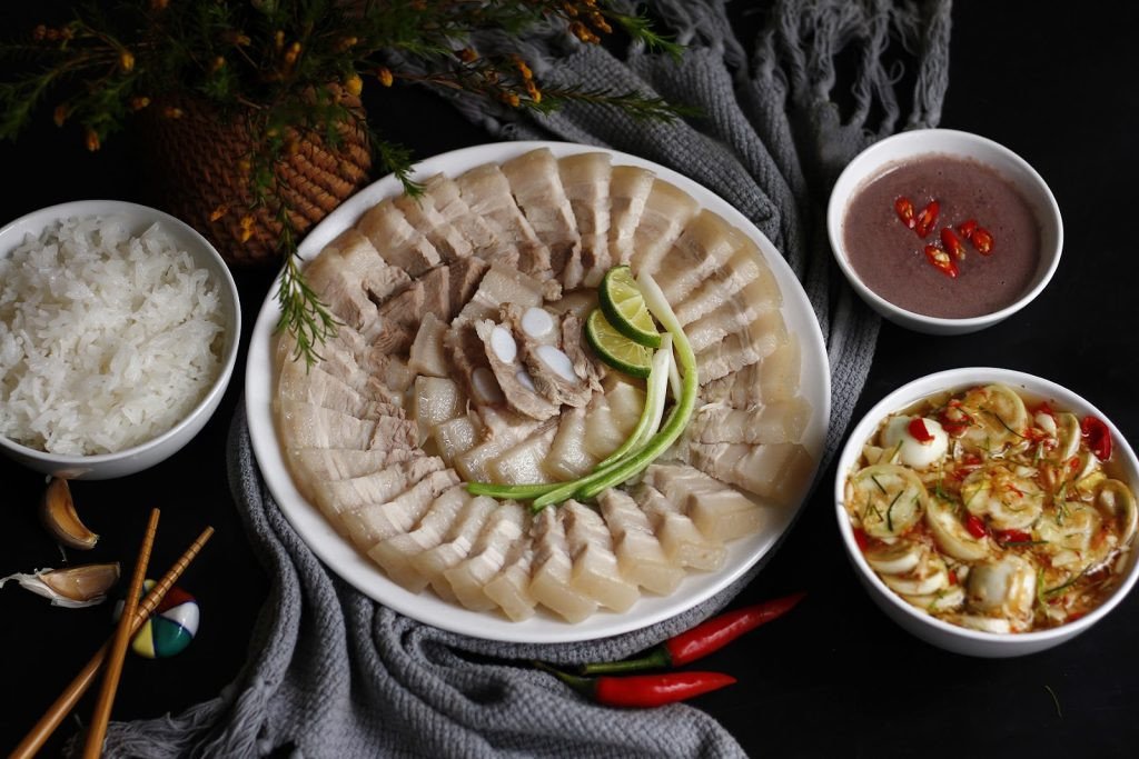 Chén mắm tôm pha chấm thịt luộc với hành phi và ớt đỏ hấp dẫn