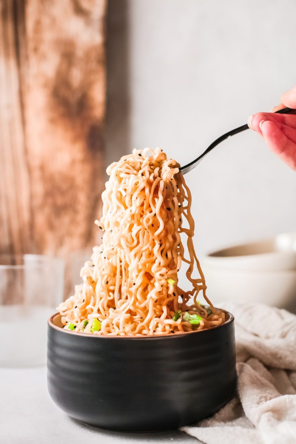 Chén mì ăn liền đang được chuẩn bị với nước sôi và gia vị