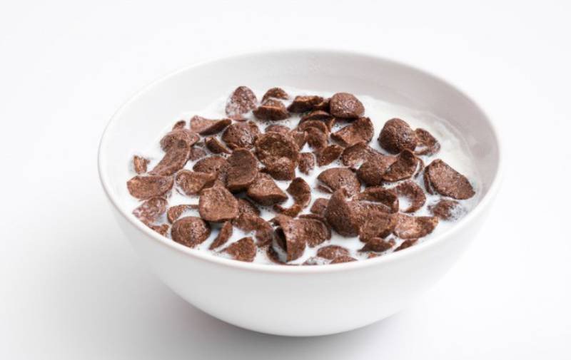 Chén ngũ cốc Milo hòa quyện cùng sữa tươi, thể hiện cách dùng phổ biến giúp bữa sáng thêm phần hấp dẫn và bổ dưỡng.