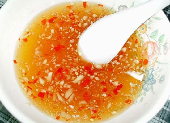 Chén nước chấm bánh xèo chua ngọt đậm đà, không thể thiếu.