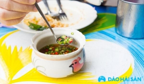 Chén nước chấm chua ngọt cay nồng, là gia vị hoàn hảo đi kèm với lẩu hải sản