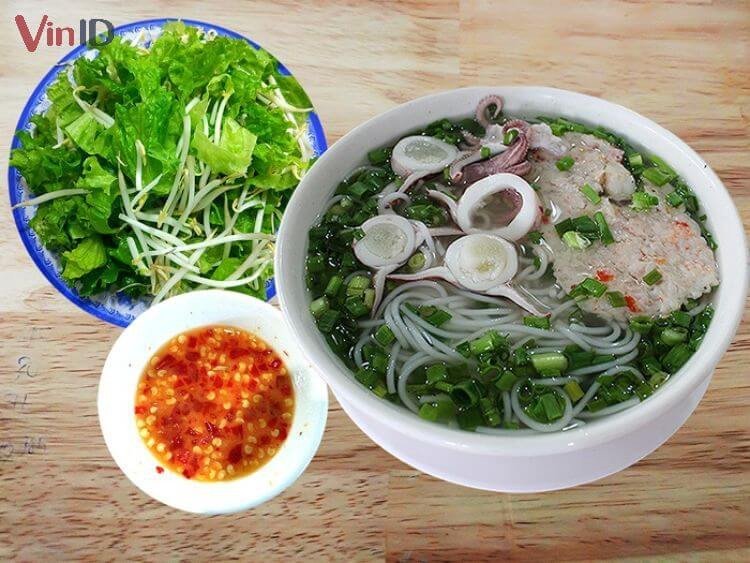 Chén nước chấm đặc trưng được "quậy" đều, tạo hương vị bún quậy Phú Quốc