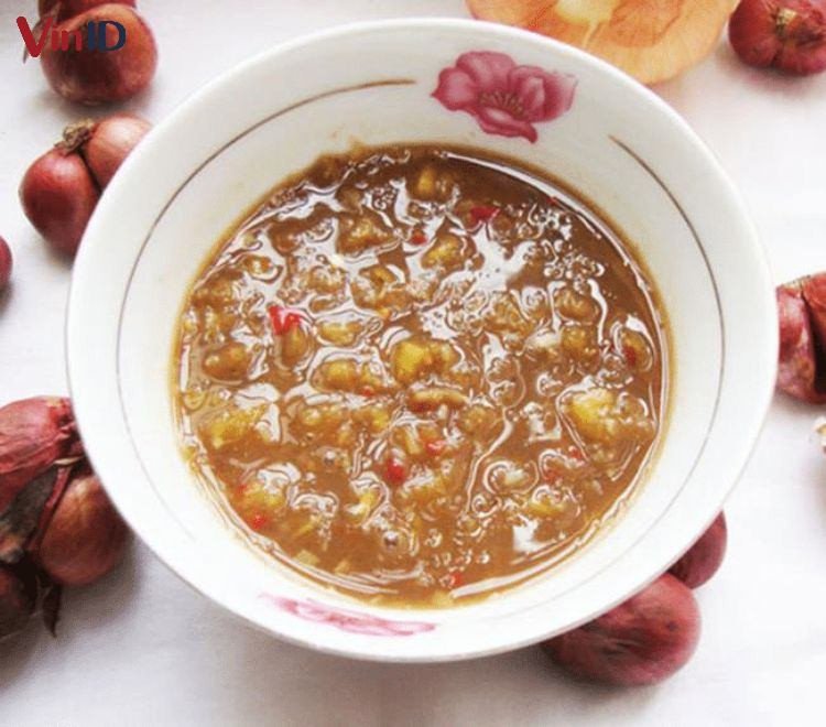 Chén nước chấm mắm ruốc đặc trưng cho gà giả cầy miền Trung