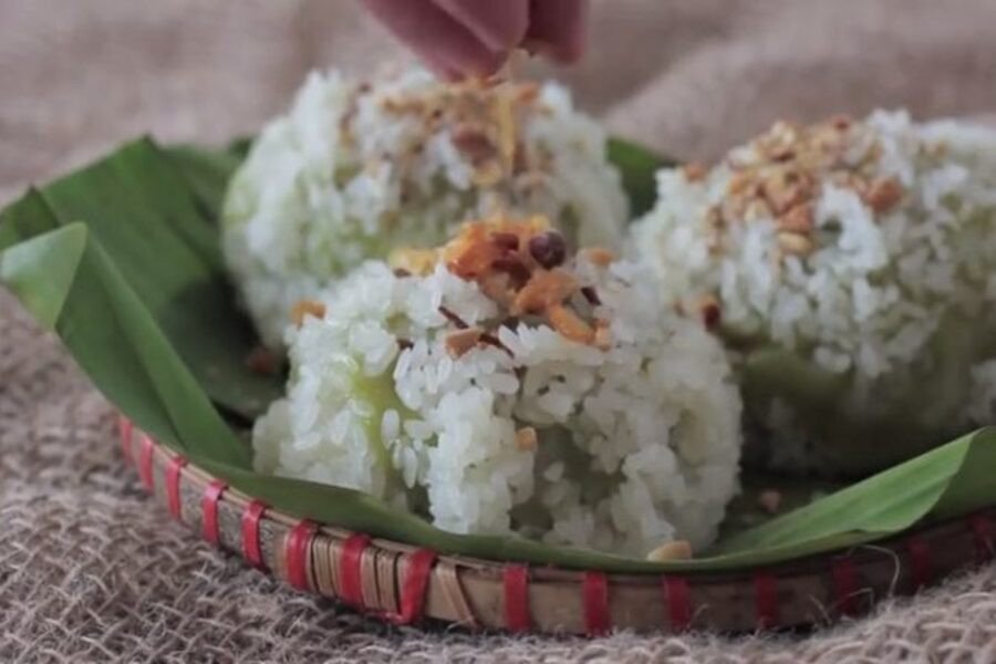 Chiếc bánh khúc truyền thống được làm từ nếp dẻo thơm và nhân đậm đà
