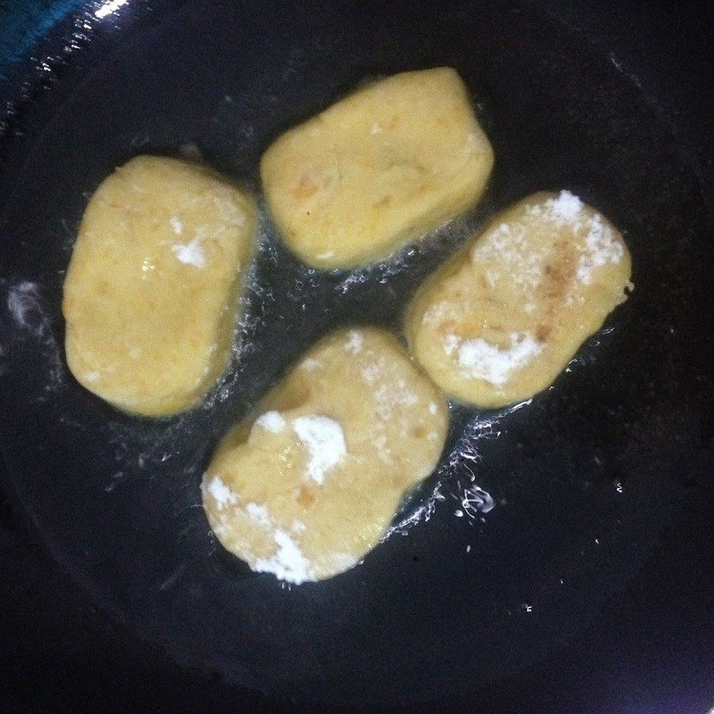 Chiên bánh bí đỏ bằng bột mì trên chảo