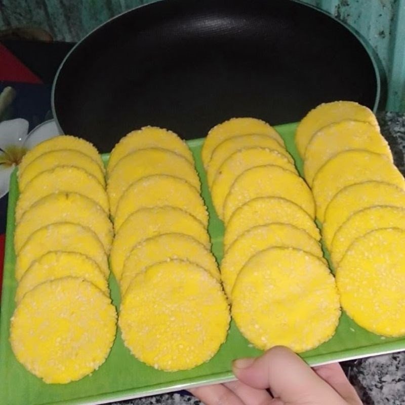 Chiên bánh bí đỏ trong chảo dầu nóng