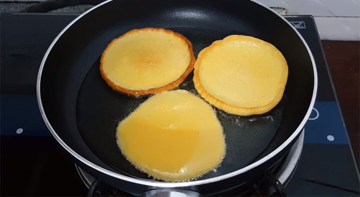 Chiên bánh bột mì vàng giòn