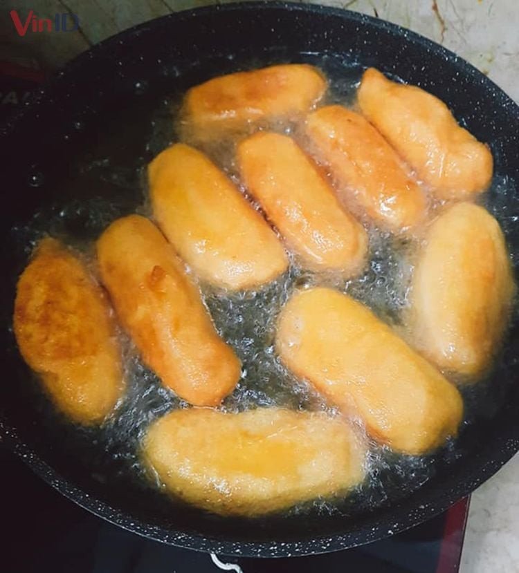 Chiên bánh khoai mì chuối vàng ươm trong chảo dầu