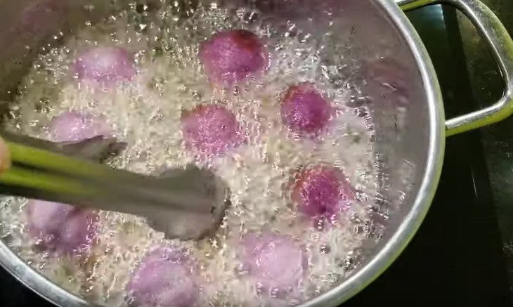 Chiên bánh khoai môn Lệ Phố ngập dầu để bánh chín vàng đều các mặt