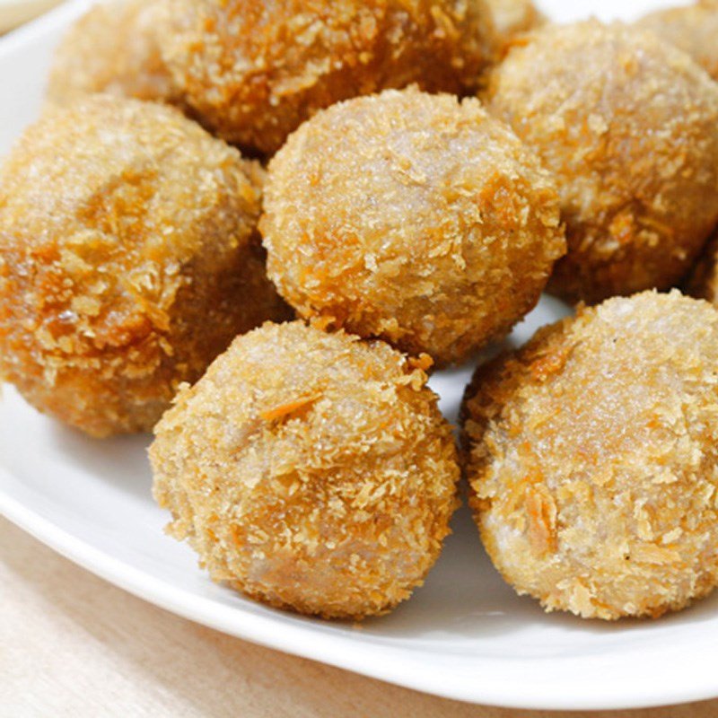 Chiên bánh khoai môn nhân trứng muối vàng đều