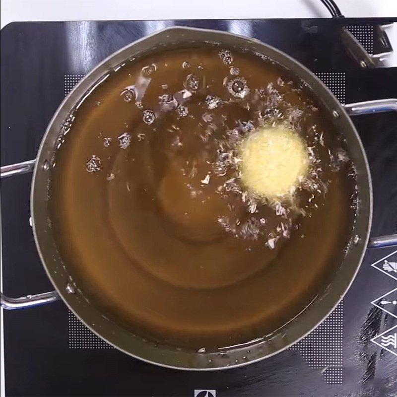 Chiên bánh khoai môn viên tròn giòn tan