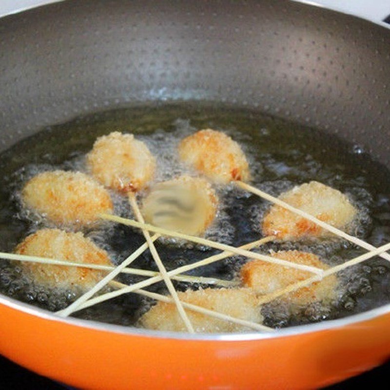 Chiên bánh khoai môn xiên que giòn rụm