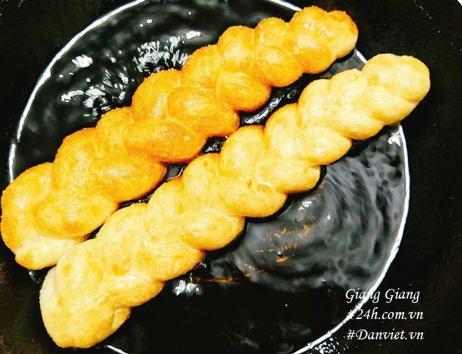 Chiên bánh quẩy ngọt mềm trong chảo dầu nóng vàng ươm