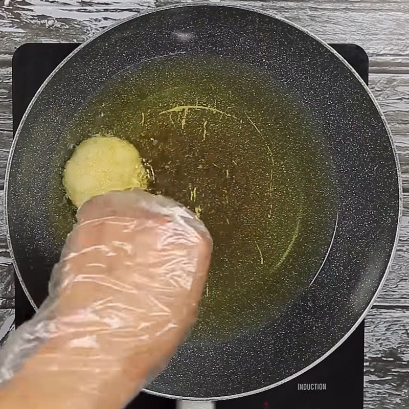Chiên bánh sắn trong chảo ngập dầu nóng