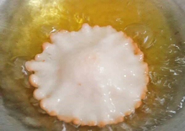 Chiên bánh tai yến bột gạo nước cốt dừa trong chảo dầu