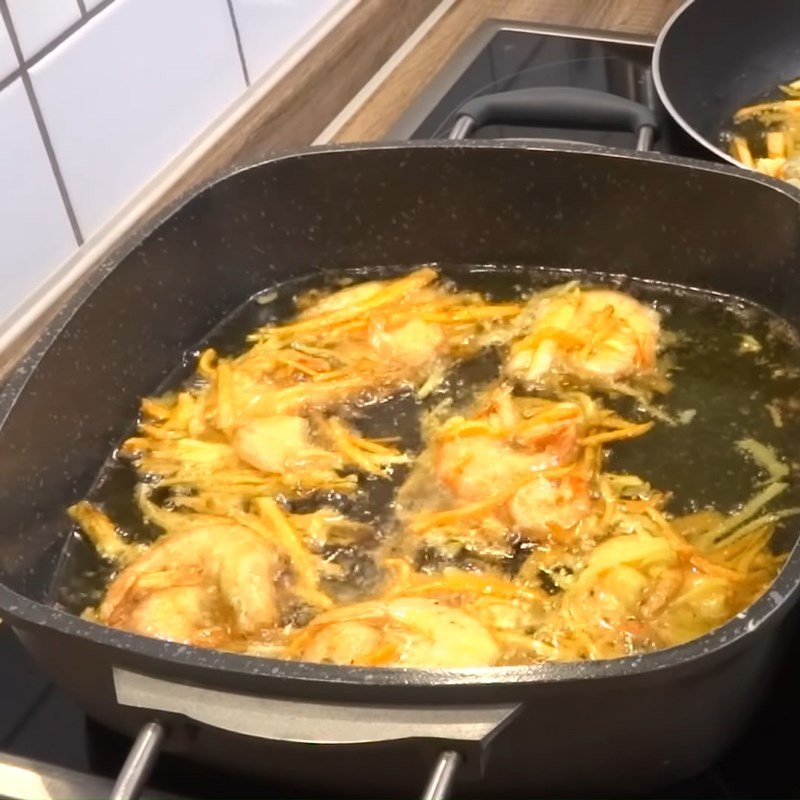 Chiên bánh tôm khoai lang trong chảo dầu nóng