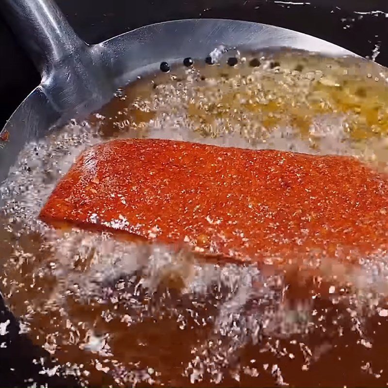 Chiên bì thịt vàng đều, giòn rụm