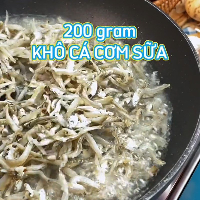 Chiên cá cơm khô sữa vàng giòn, bí quyết để món cá khô ngon đạt chuẩn.