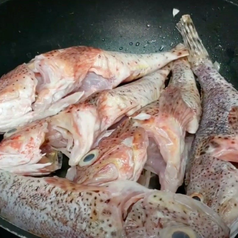 Chiên cá mú chuẩn bị cho món cháo