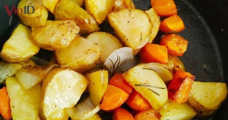Chiên cà rốt và khoai lang sơ qua dầu