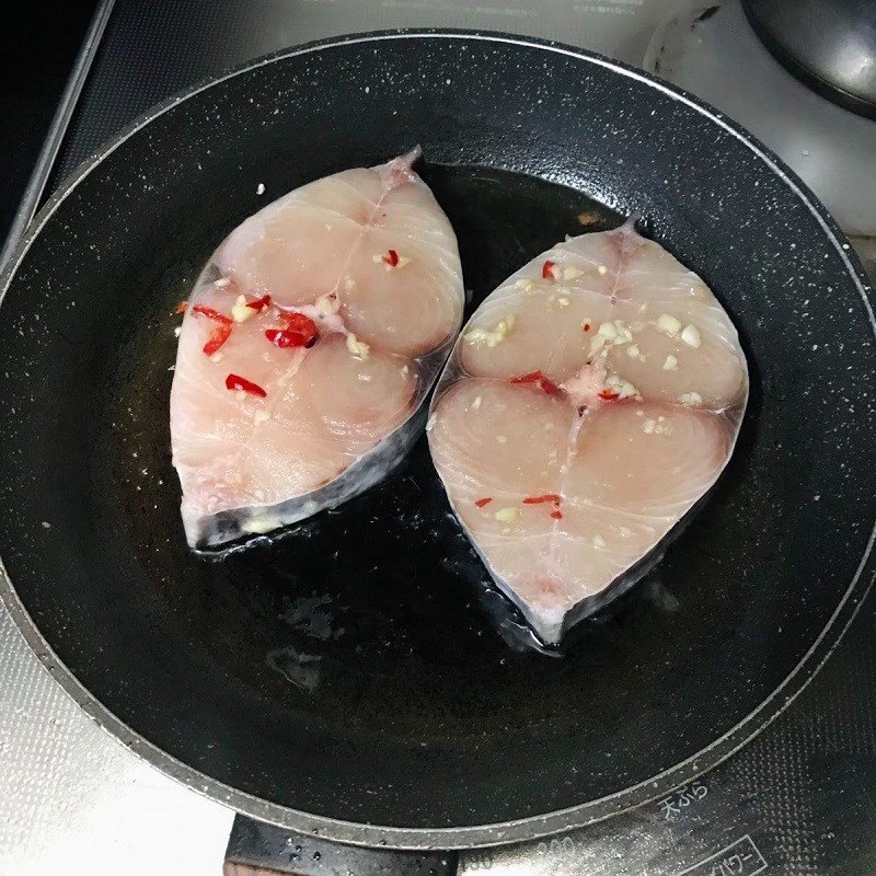 Chiên cá thu vàng giòn cho món rim mắm tiêu